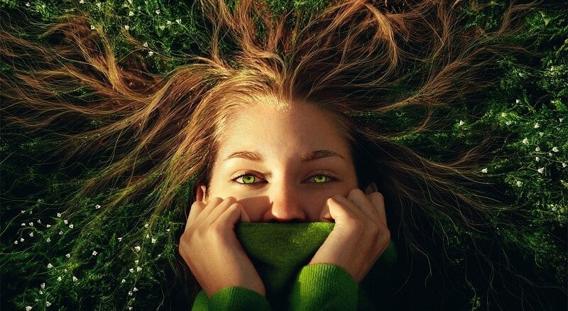 loodus inimesed muru tüdruk käed lilled rohelised silmad juuksed maa